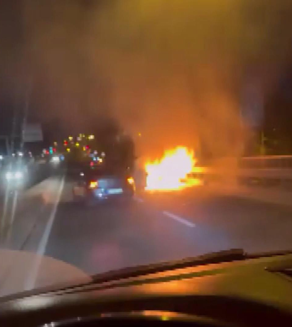 Beylerbeyi Caddesi üzerinde ilerlediği sırada motor kısmından dumanlar yükselen otomobil,