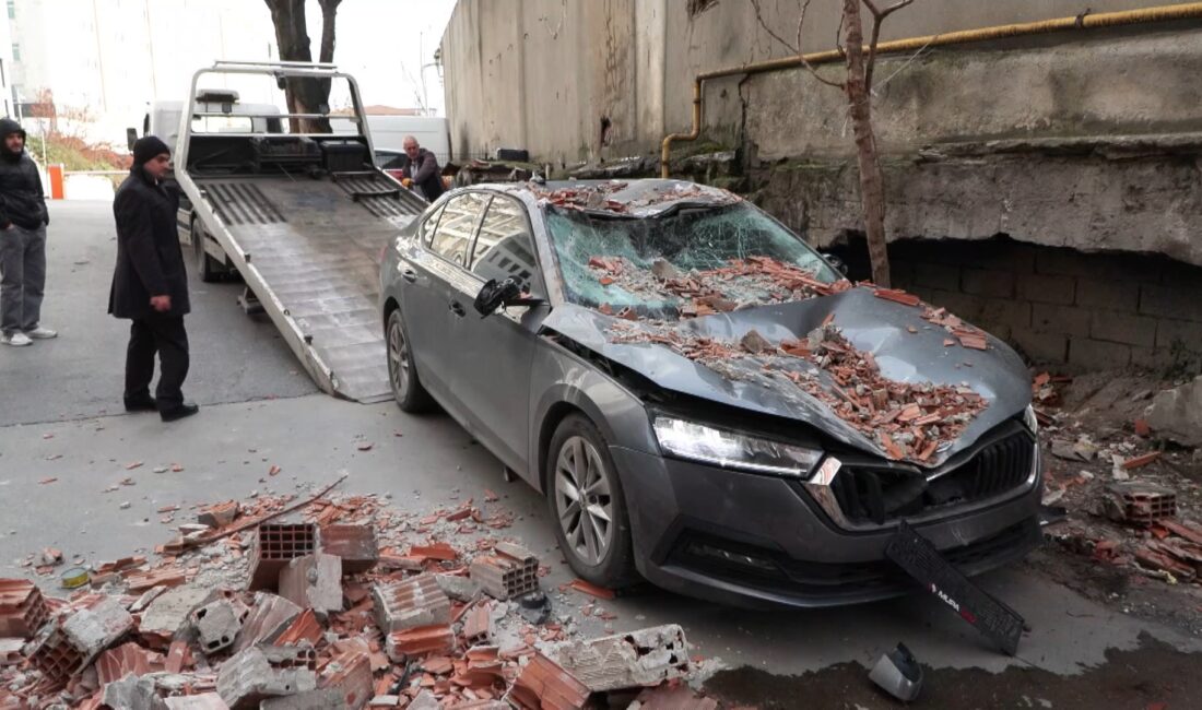 Fırtınanın Etkisiyle Devrilen Duvar İki Araçta Ağır Hasar Oluşturdu İstanbul