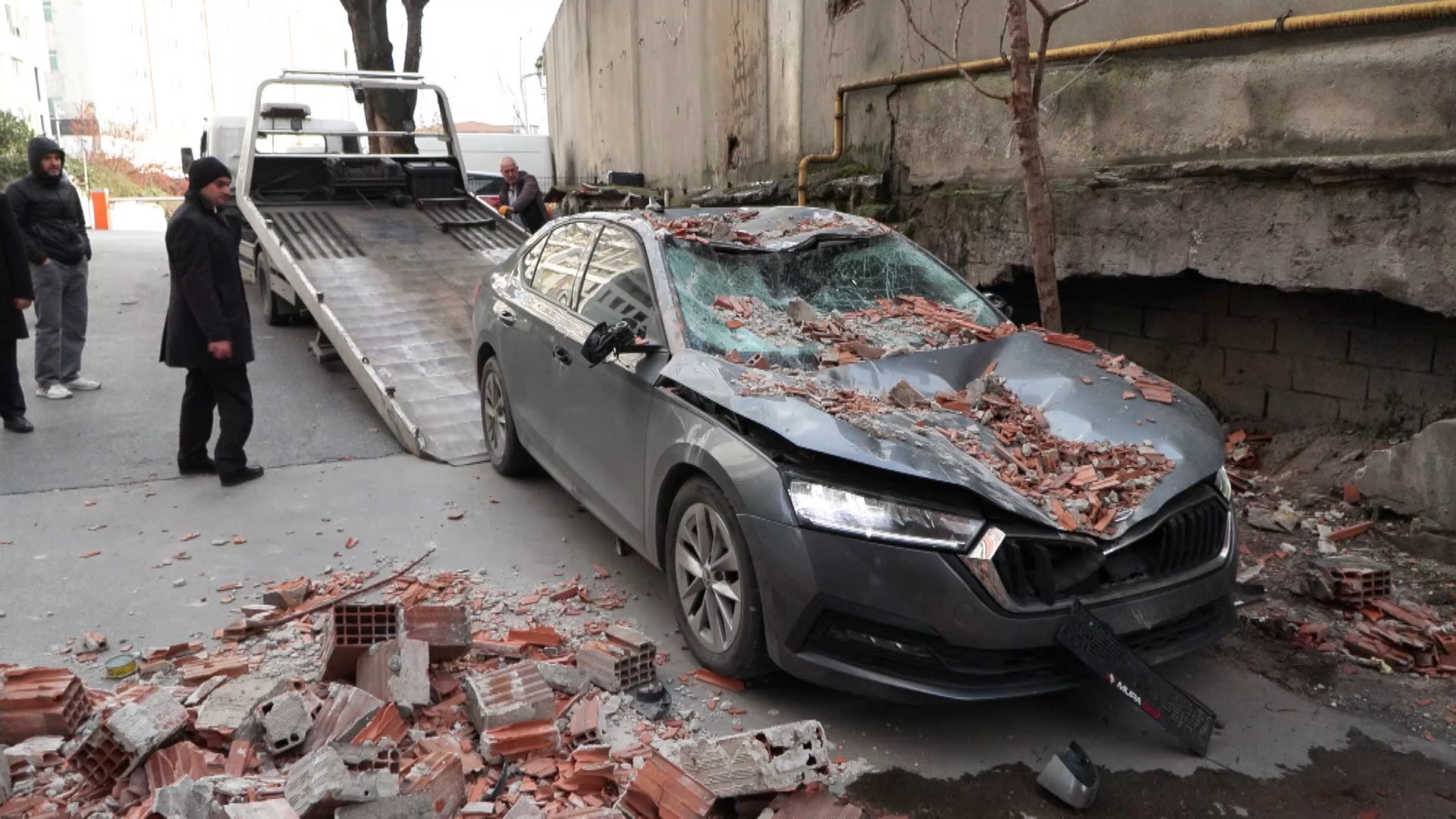 Fırtınanın Etkisiyle Devrilen Duvar İki Araçta Ağır Hasar Oluşturdu İstanbul