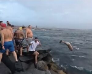 Sarayburnu Sahili’nde Toplanan Bir Grup Vatandaş, Dondurucu Soğuğa Rağmen Denize