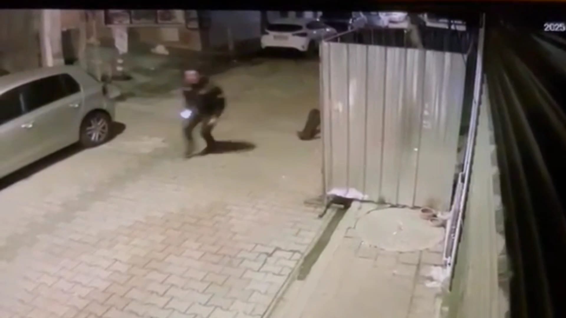 Kaçmaya Çalışırken Bekçiyi Yaralayan Sürücü Kısa Sürede Yakalandı İSTANBUL –