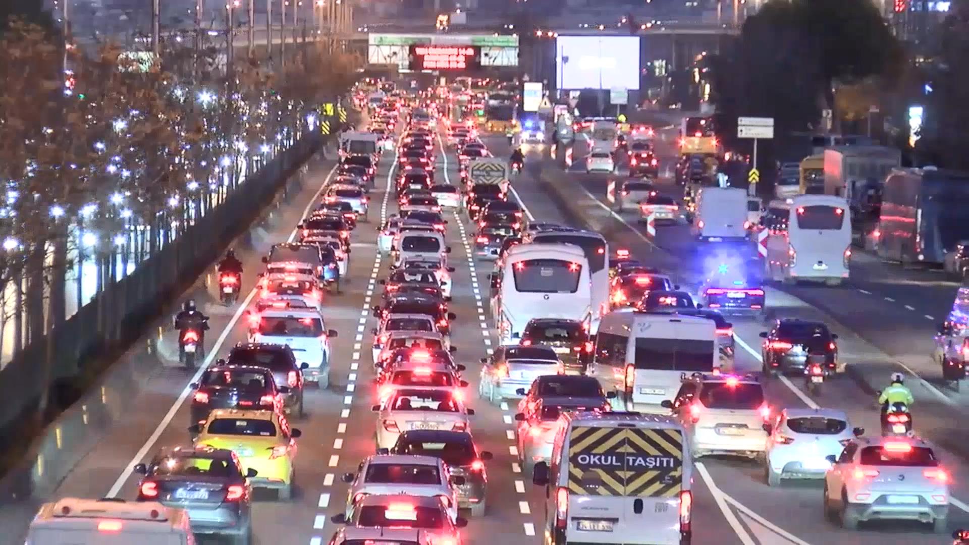 D-100 Karayolu’nda Araçlar Durma Noktasına Geldi, Sürücüler İlerlemekte Güçlük Çekti