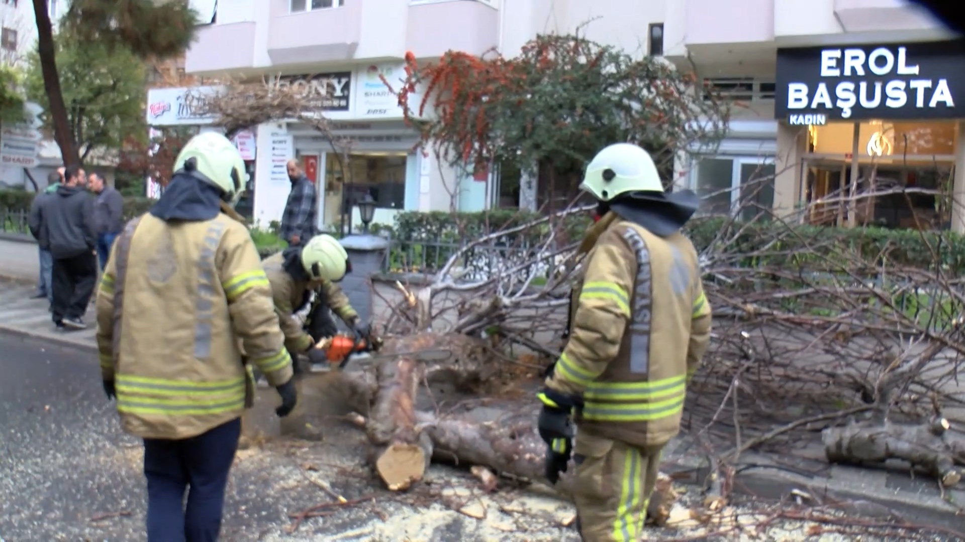 Sahrayıcedit Mahallesi’nde Seyir Halinde Olan Bir Cipin Üzerine Yol Kenarındaki