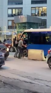 Kadıköy’de hafif ticari araç sürücüsü ile minibüs şoförü arasında çıkan