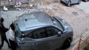 Boşanma Aşamasındaki Eşini Sokak Ortasında Darbeden ve Silahla Tehdit Eden