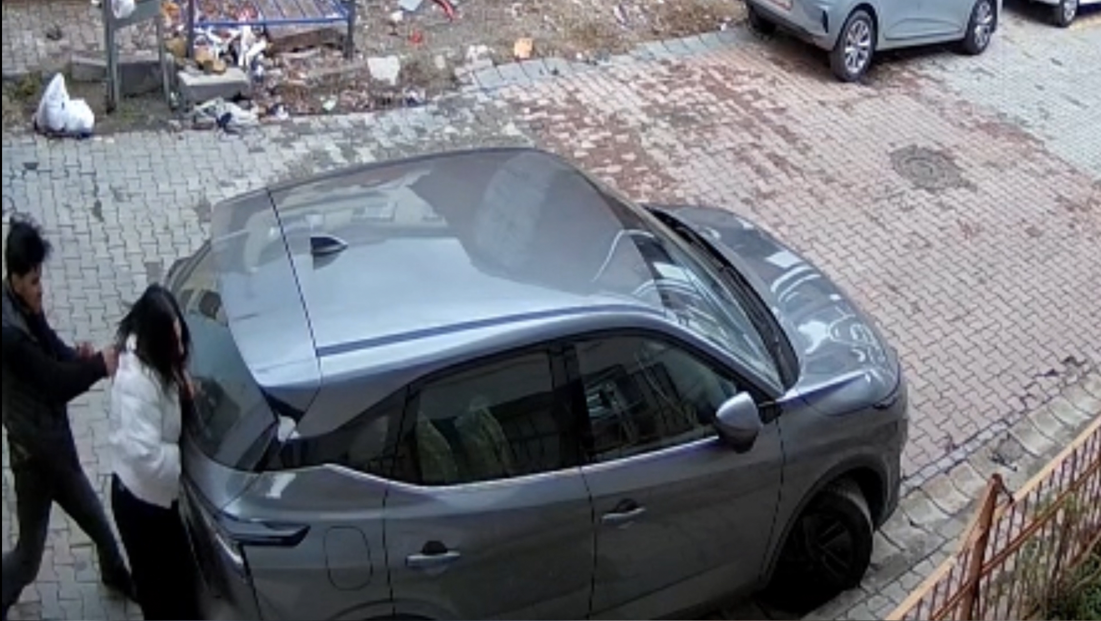 Boşanma Aşamasındaki Eşini Sokak Ortasında Darbeden ve Silahla Tehdit Eden