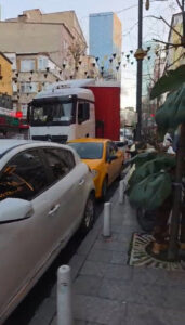 Dar Sokakta Sıkışan TIR Şoförü Park Halindeki Araçları Ezdi Geçti