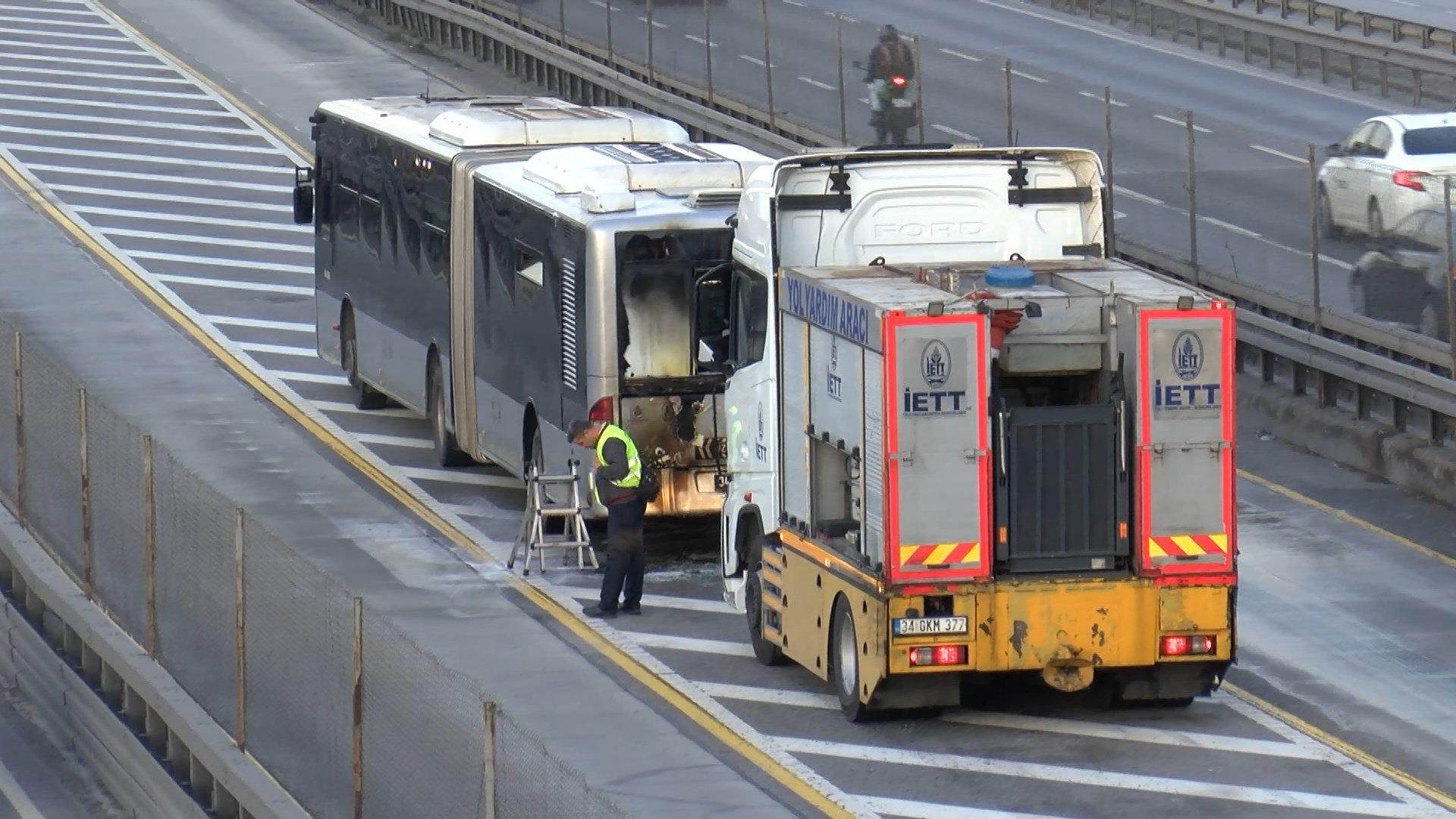 &nbsp; Florya Durağında Metrobüs Yangını Yolcular Tahliye Edildi Küçükçekmece Florya