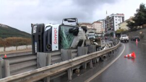 Maltepe’de Sürücüsünün Kontrolünden Çıkan Beton Pompası Bariyerlere Çarparak Devrildi; Kazada