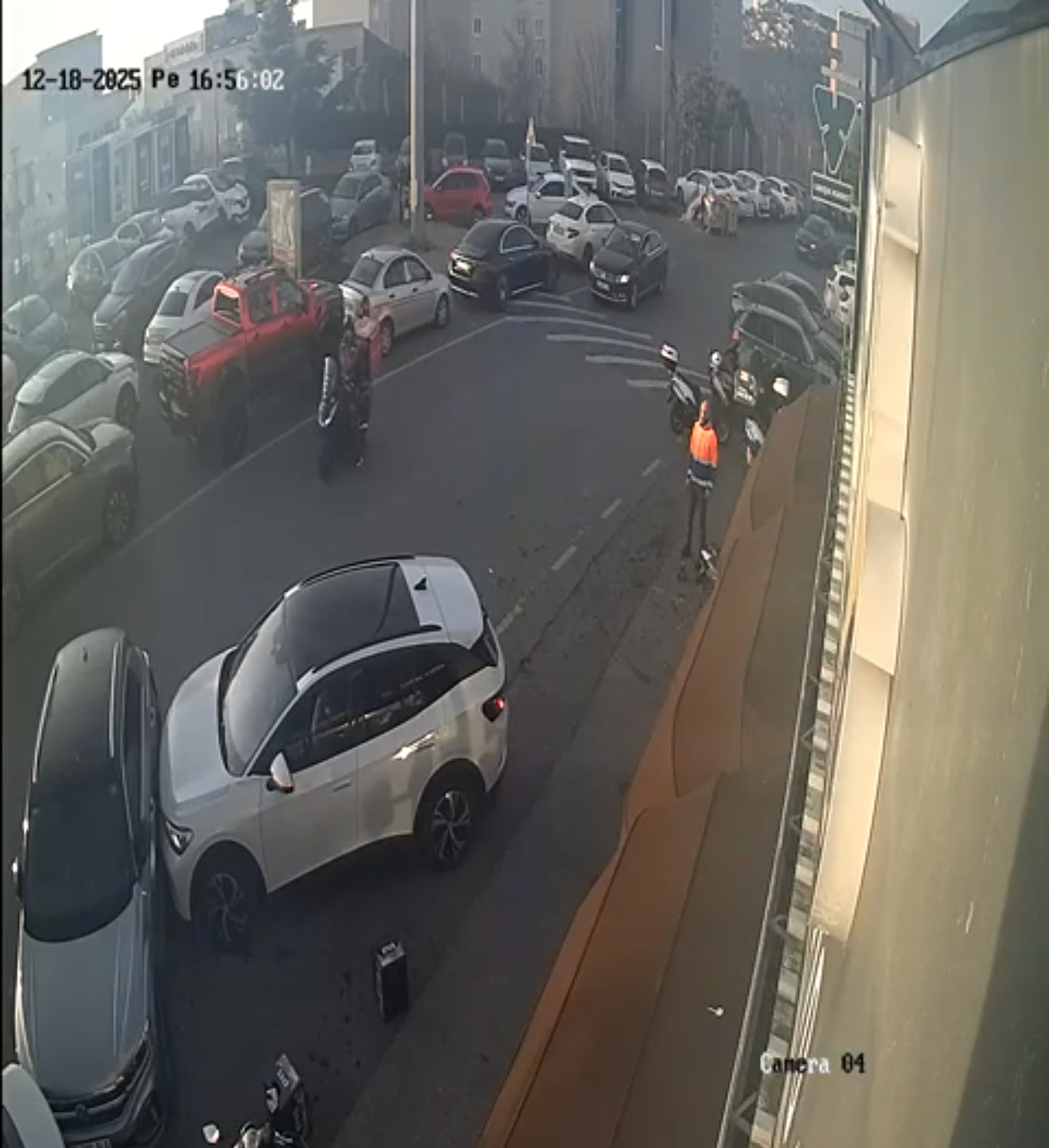 Zümrütevler Mahallesi’nde Park Manevrası Yapan Sürücünün Pedalları Karıştırması Sonucu Meydana