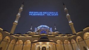 Mübarek üç ayların habercisi olan Regaip Kandili, İstanbul’un simge camileri