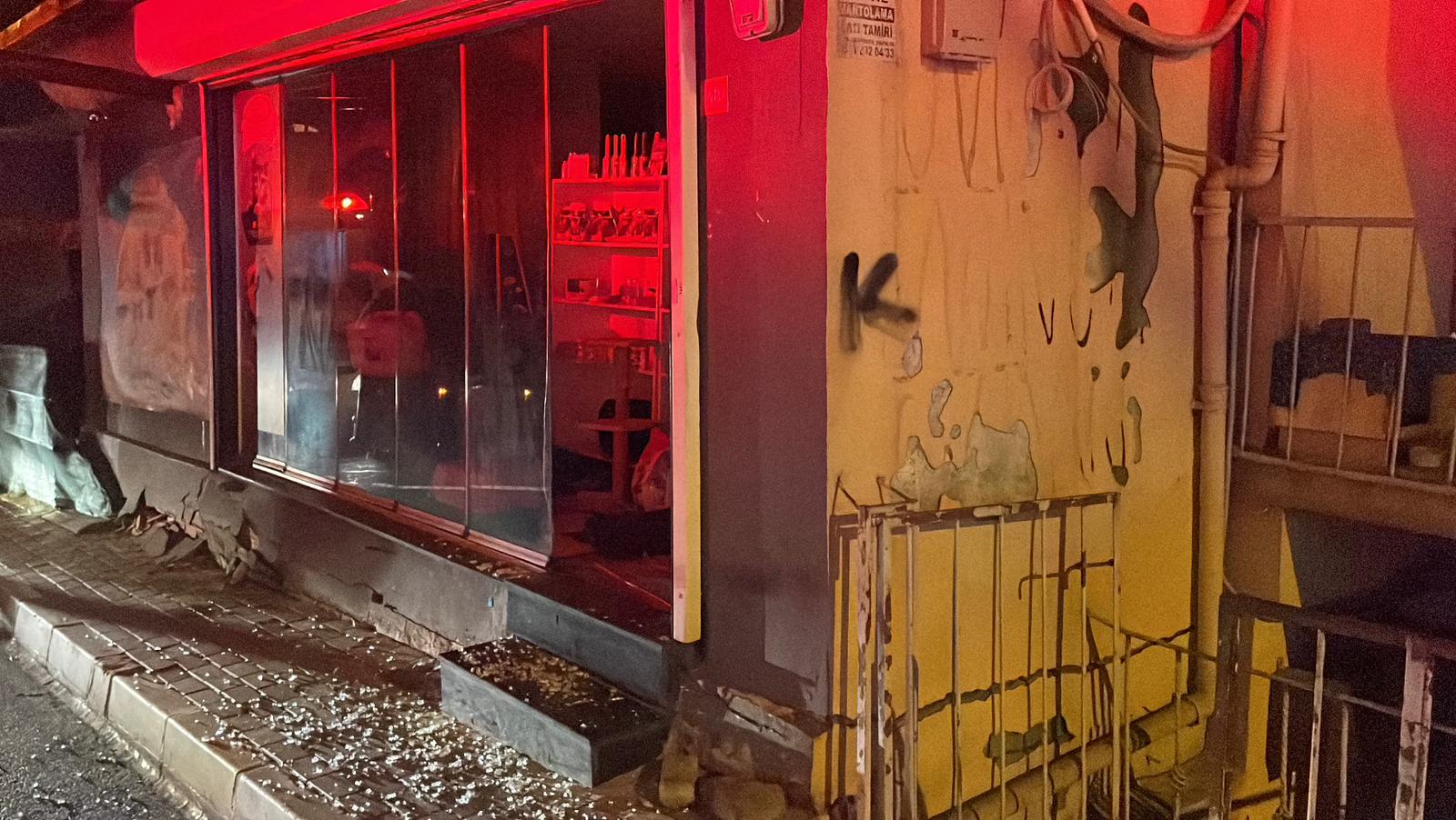 &nbsp; Kayma Sonrası Bina Gecekondunun Çatısına Yaslandı İstanbul’un Sarıyer ilçesinde