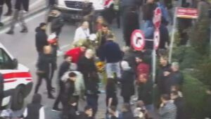 Şişli’de ters yöne girerek ilerleyen bir otomobilin motosiklet ve yayalara