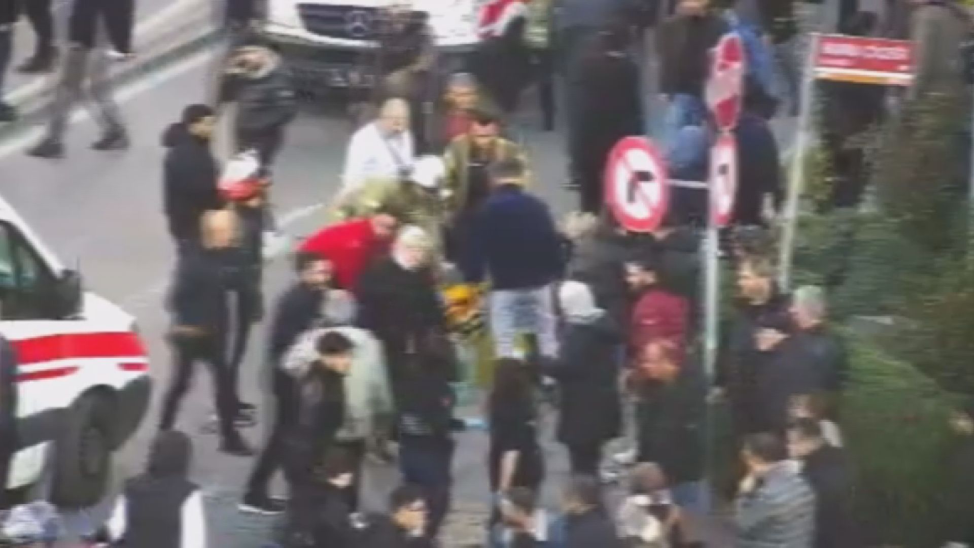 Şişli’de ters yöne girerek ilerleyen bir otomobilin motosiklet ve yayalara