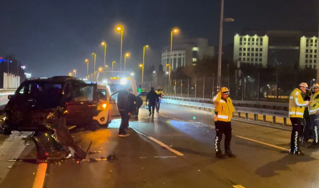 &nbsp; D-100 Karayolu’nda Trafik Aksadı Şişli’de D-100 Karayolu üzerinde otomobil,