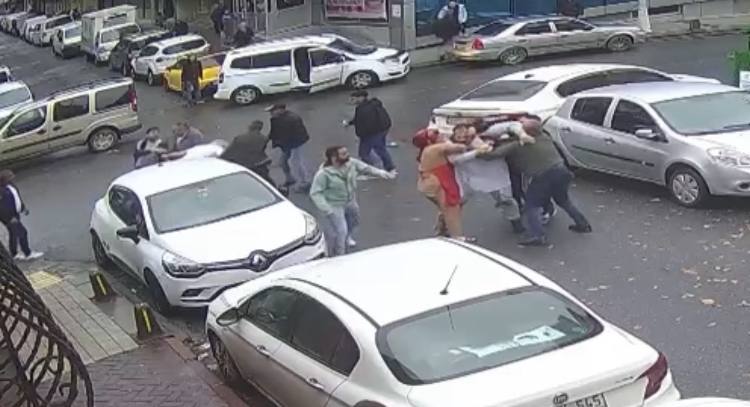 &nbsp; Kaza Sonrası Tartışma Büyüdü Sultangazi’de iki hafif ticari aracın