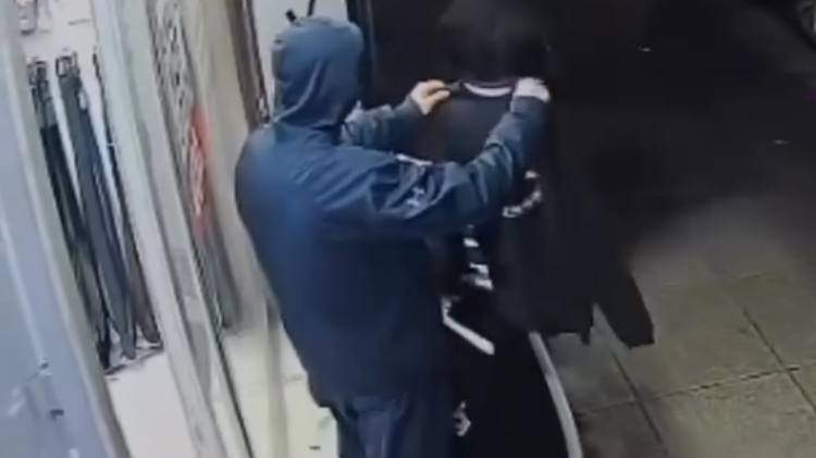 &nbsp; İki Şüpheli Askıdaki Kıyafetleri Alarak Kaçtı Sultangazi İsmetpaşa Mahallesi