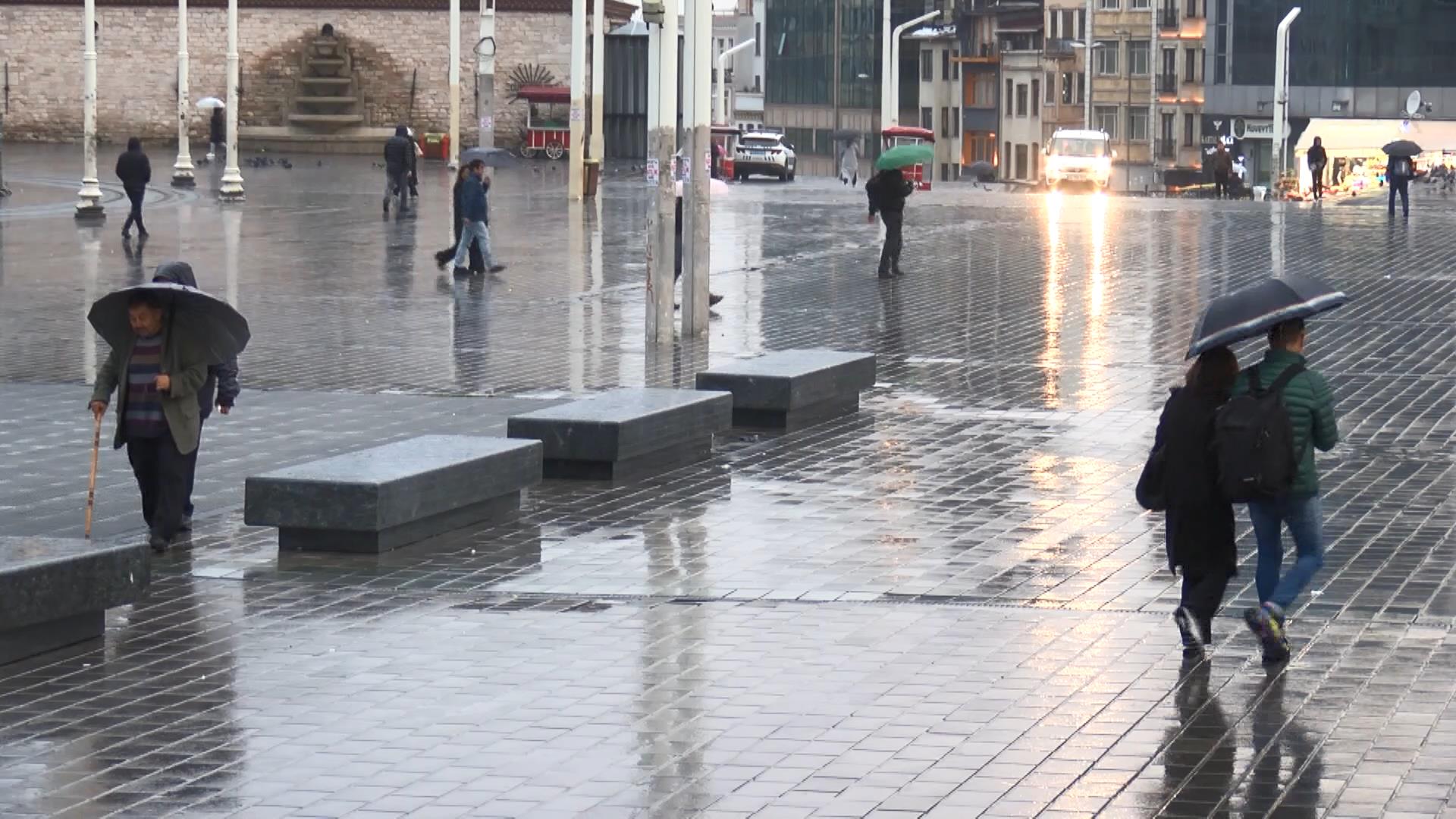 Haftanın ilk iş gününe yağışla başlayan İstanbul’da, sabah saatlerinde trafik