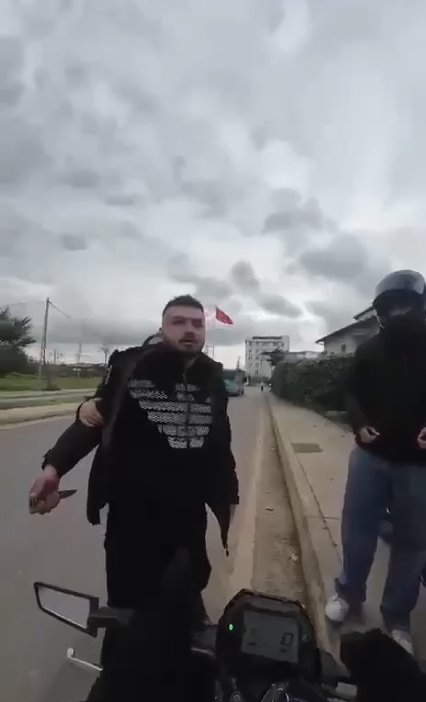 Tuzla Sahil Yolu’nda oyuncak silahla şakalaşan motosikletli gruba, silahı gerçek