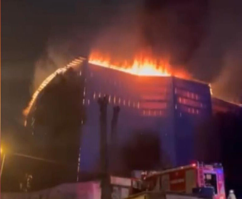 &nbsp; Kısıklı Mahallesi’nde Ahşap Binayı Alevler Sardı Üsküdar’da tadilat halindeki