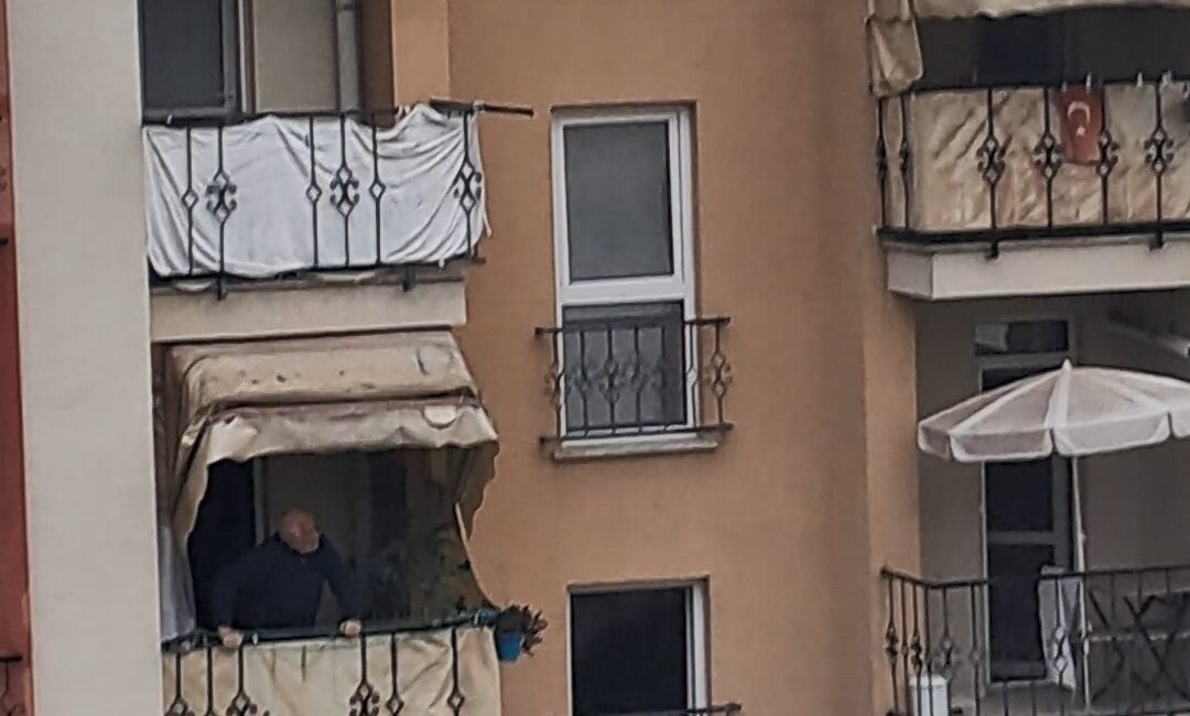 &nbsp; İtfaiye Eri Kendi Hava Maskesini Vererek Yangın Mağdurunu Kurtardı