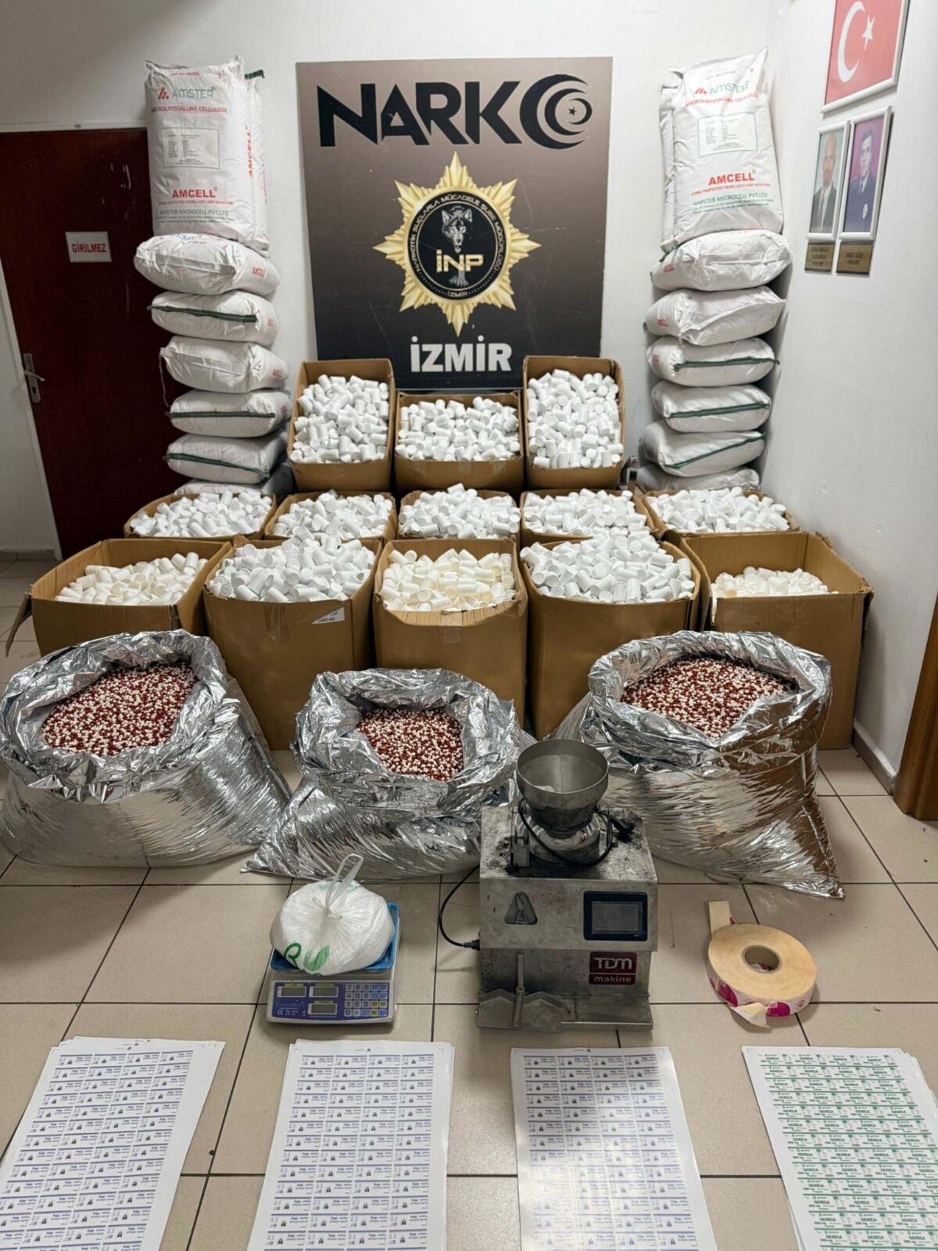 Karabağlar’da Dev Uyuşturucu Operasyonu İzmir’in Karabağlar ilçesinde düzenlenen operasyonda, 2
