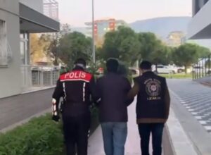 &nbsp; İzmir Emniyeti Kesinleşmiş Hapis Cezası Olan Şüphelileri Yakaladı İzmir
