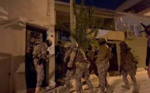 Jandarma Ekiplerinden Eş Zamanlı Baskın: 2 Firari Şüpheli Aranıyor İzmir’de