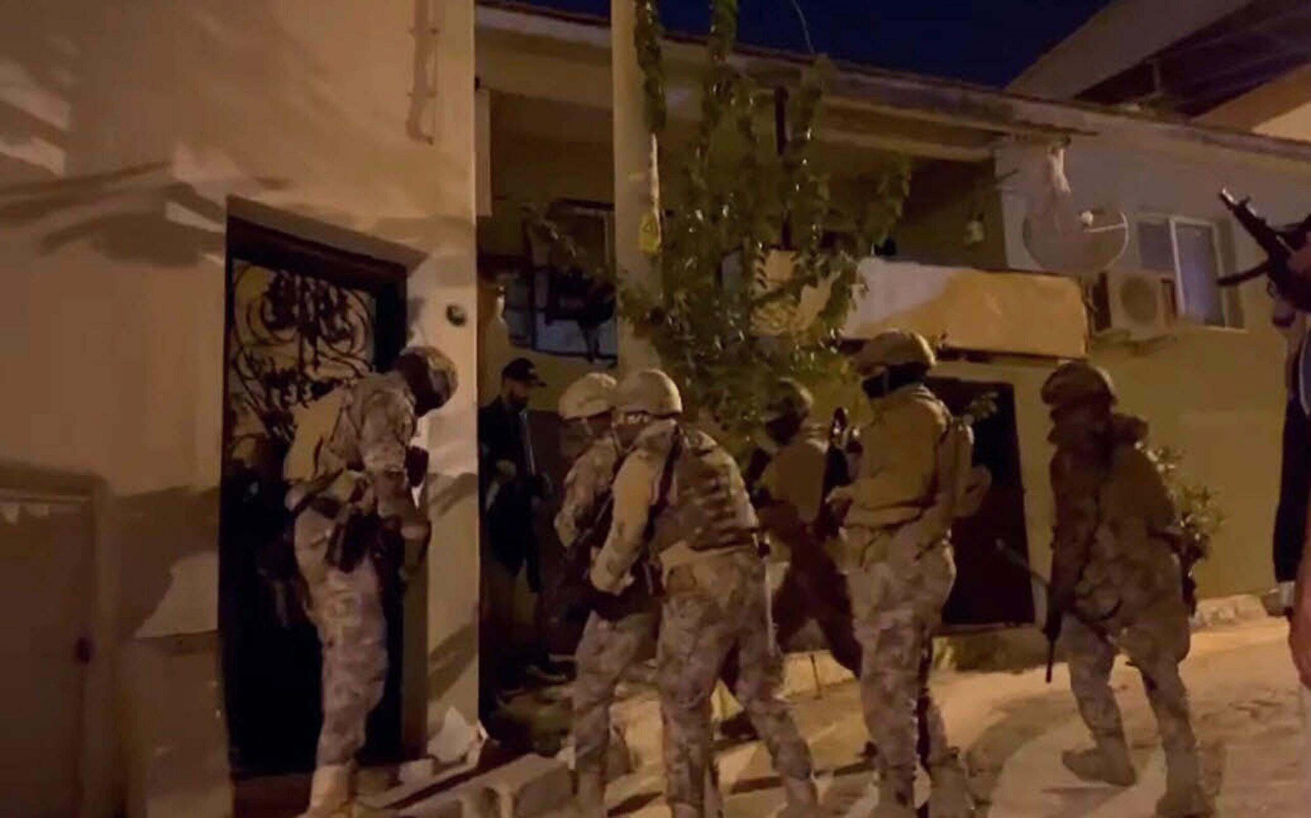 Jandarma Ekiplerinden Eş Zamanlı Baskın: 2 Firari Şüpheli Aranıyor İzmir’de