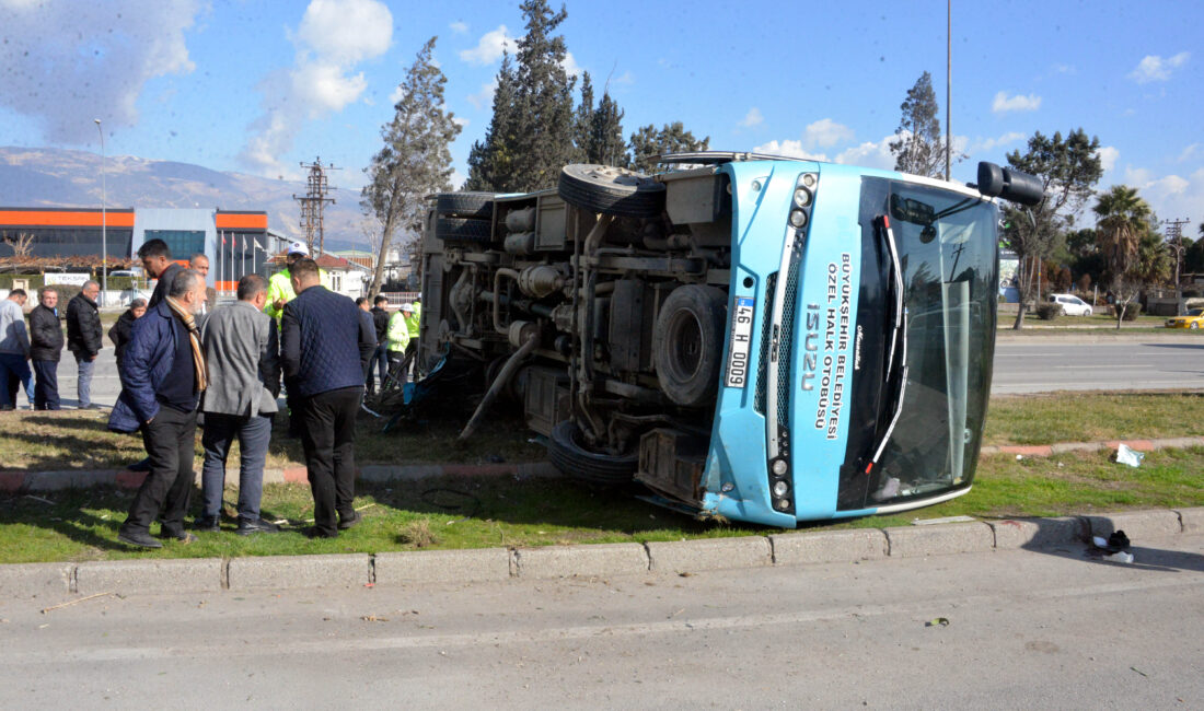 Kahramanmaraş-Gaziantep Karayolunda Hafif Ticari Aracın Özel Halk Otobüsüne Çarpması Sonucu