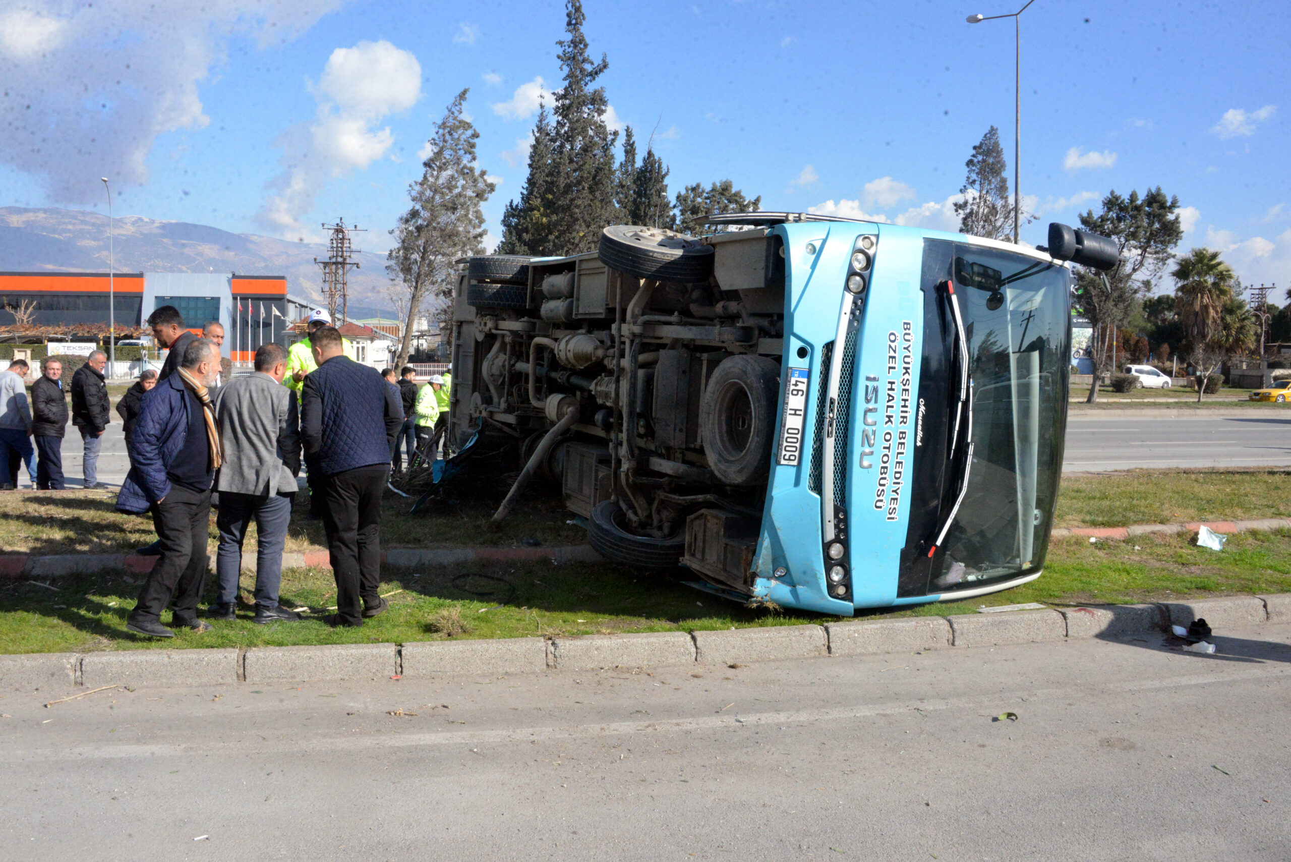 Kahramanmaraş-Gaziantep Karayolunda Hafif Ticari Aracın Özel Halk Otobüsüne Çarpması Sonucu