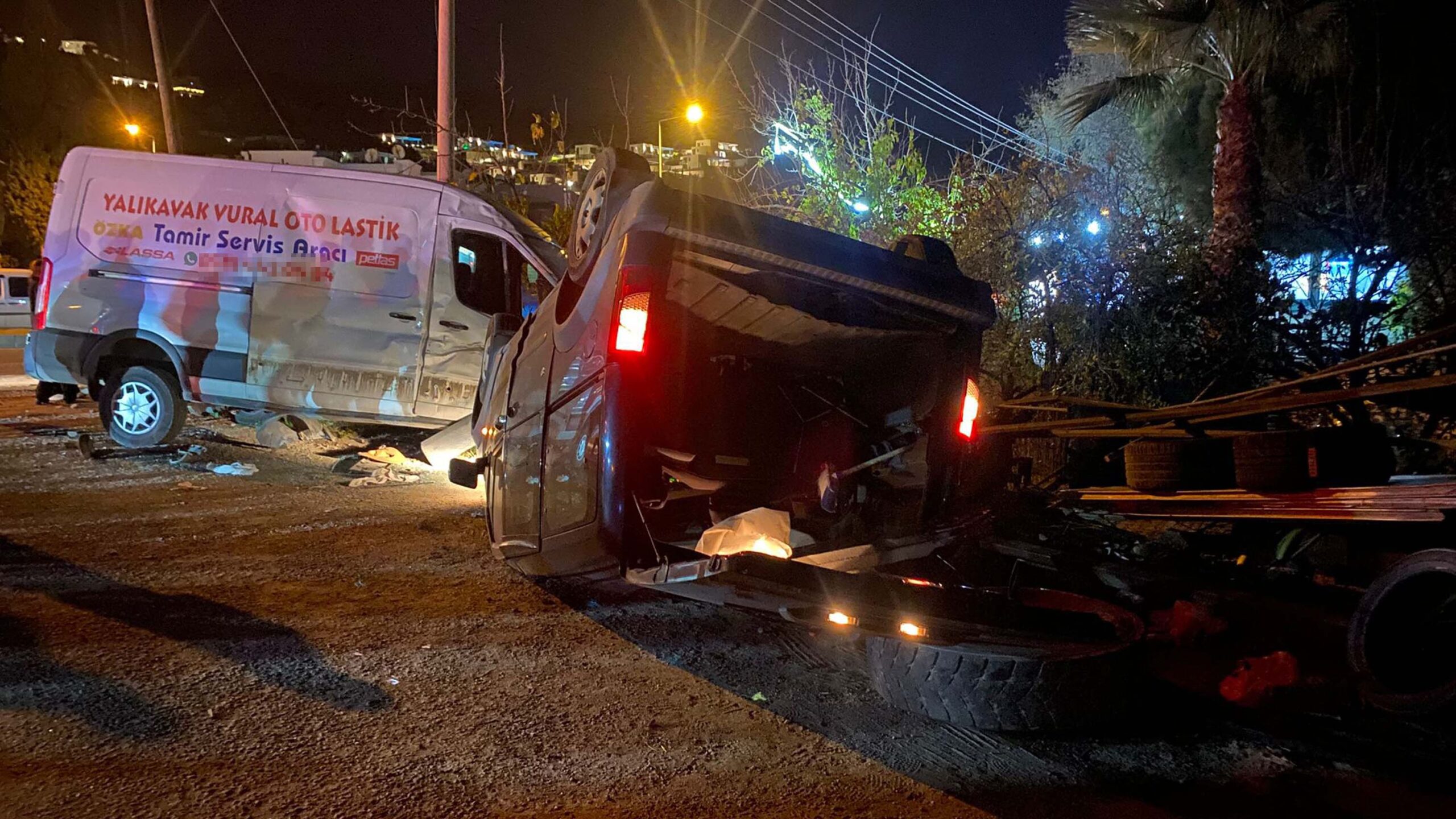 Muğla’nın Bodrum ilçesinde kontrolden çıkan kamyonetin park halindeki araca çarpması