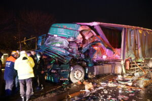 Pazar ilçesinde yağış nedeniyle kayganlaşan yolda kontrolden çıkan yapı malzemesi