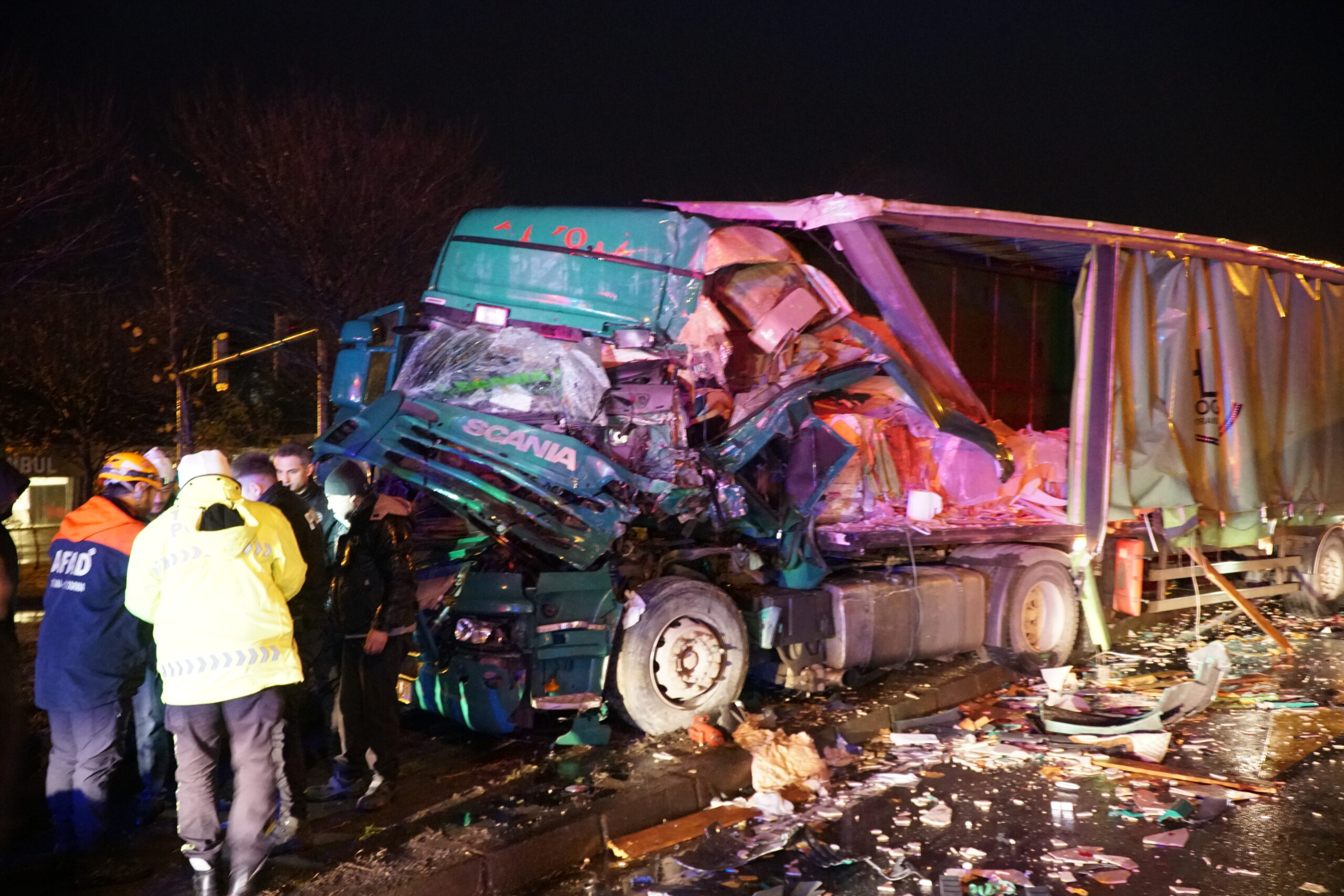 Pazar ilçesinde yağış nedeniyle kayganlaşan yolda kontrolden çıkan yapı malzemesi