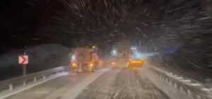 Erzincan’ın yüksek kesimlerinde etkisini artıran kar yağışı sonrası Karayolları ekipleri,