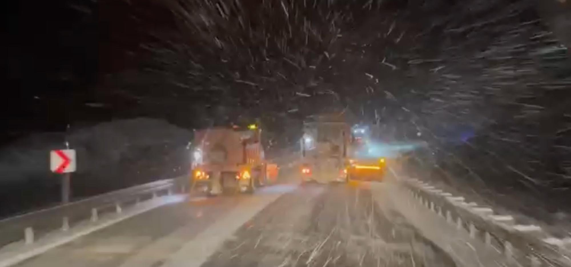 Erzincan’ın yüksek kesimlerinde etkisini artıran kar yağışı sonrası Karayolları ekipleri,