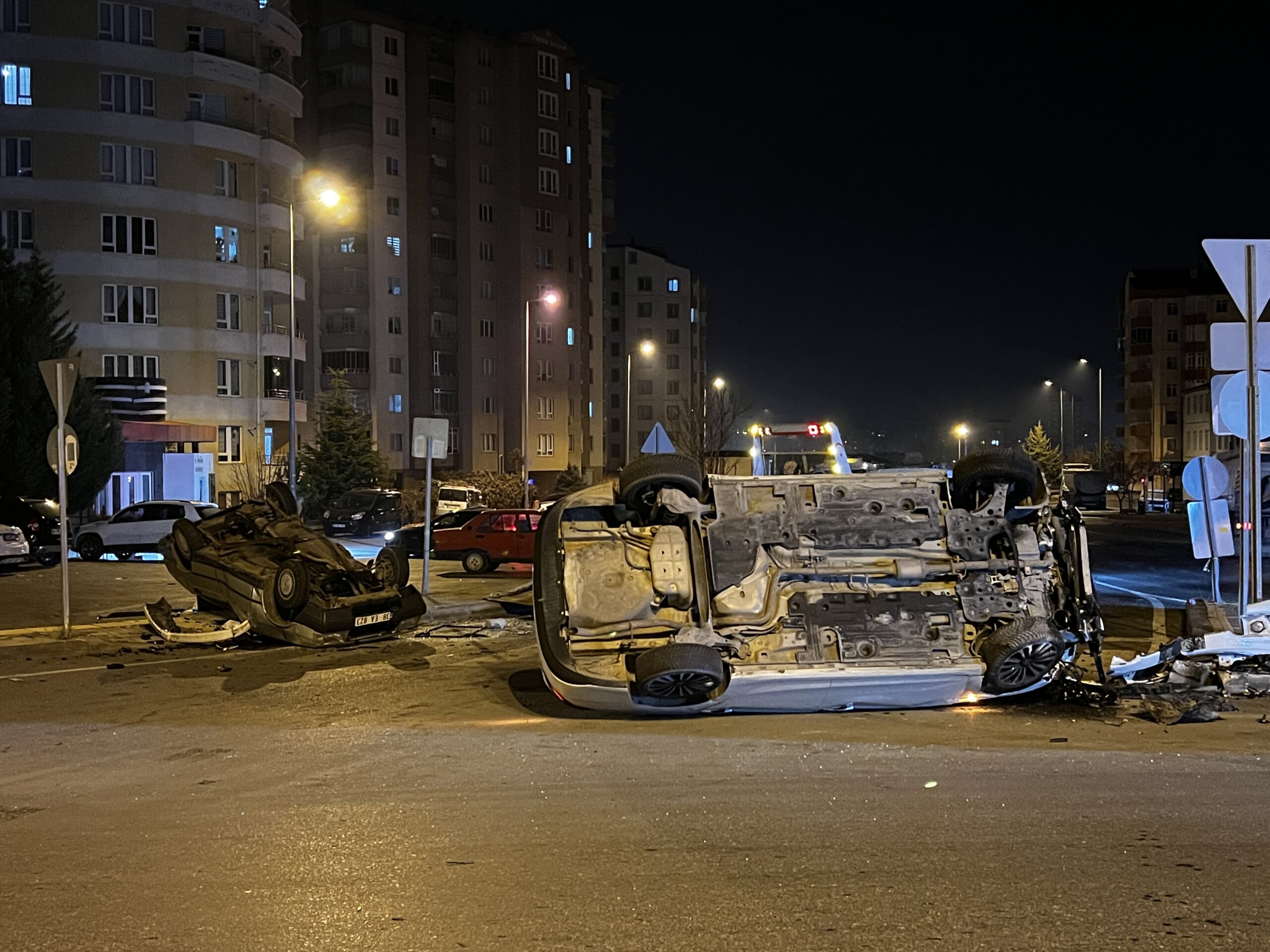 Kayseri’nin Melikgazi ilçesinde kavşakta çarpışan iki otomobilin takla attığı kazada,