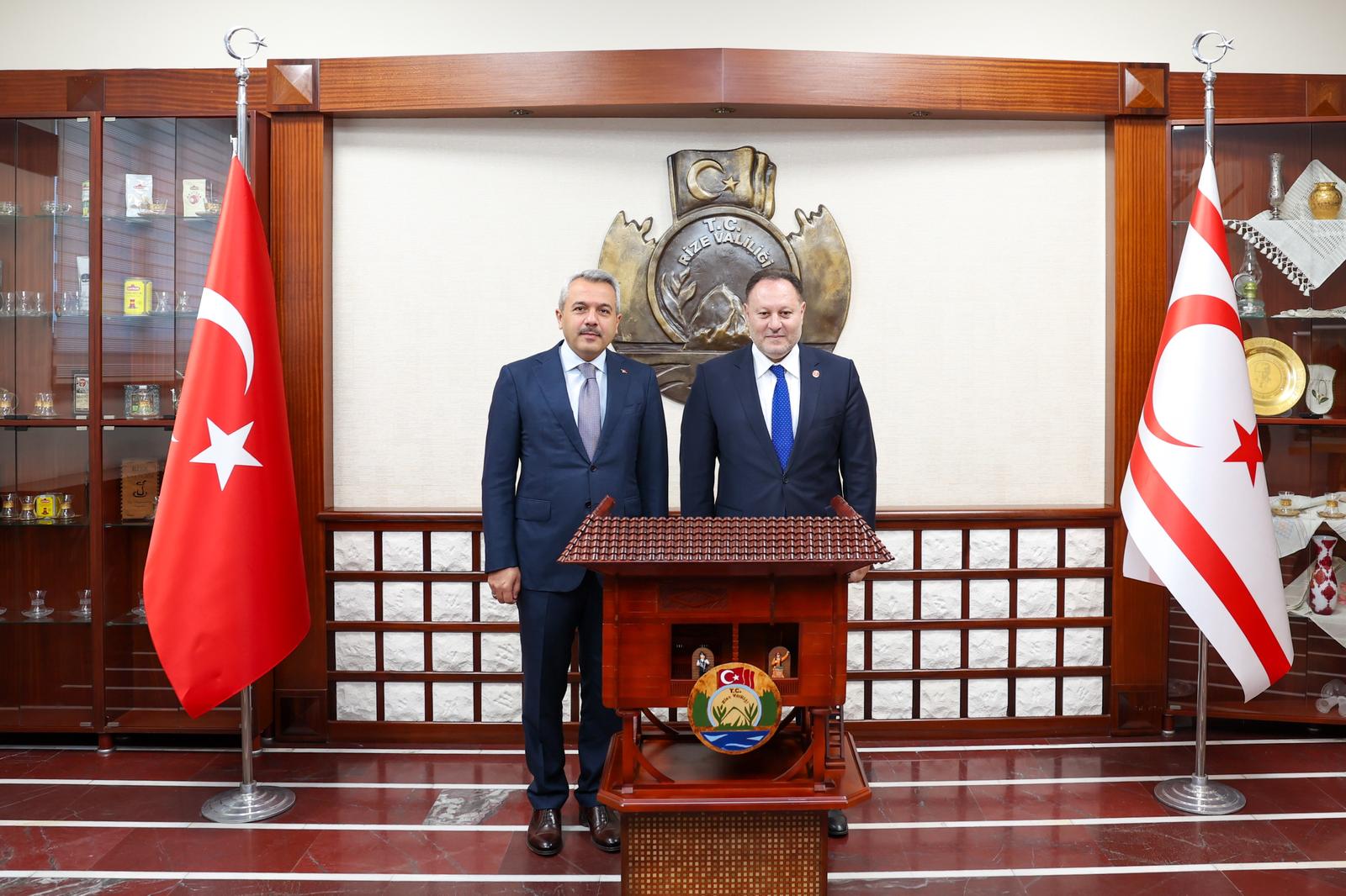 &nbsp; Öztürkler Rize’de Konuştu: ‘Kıbrıs Türk Halkının Mücadelesinin Arkasında Türkiye