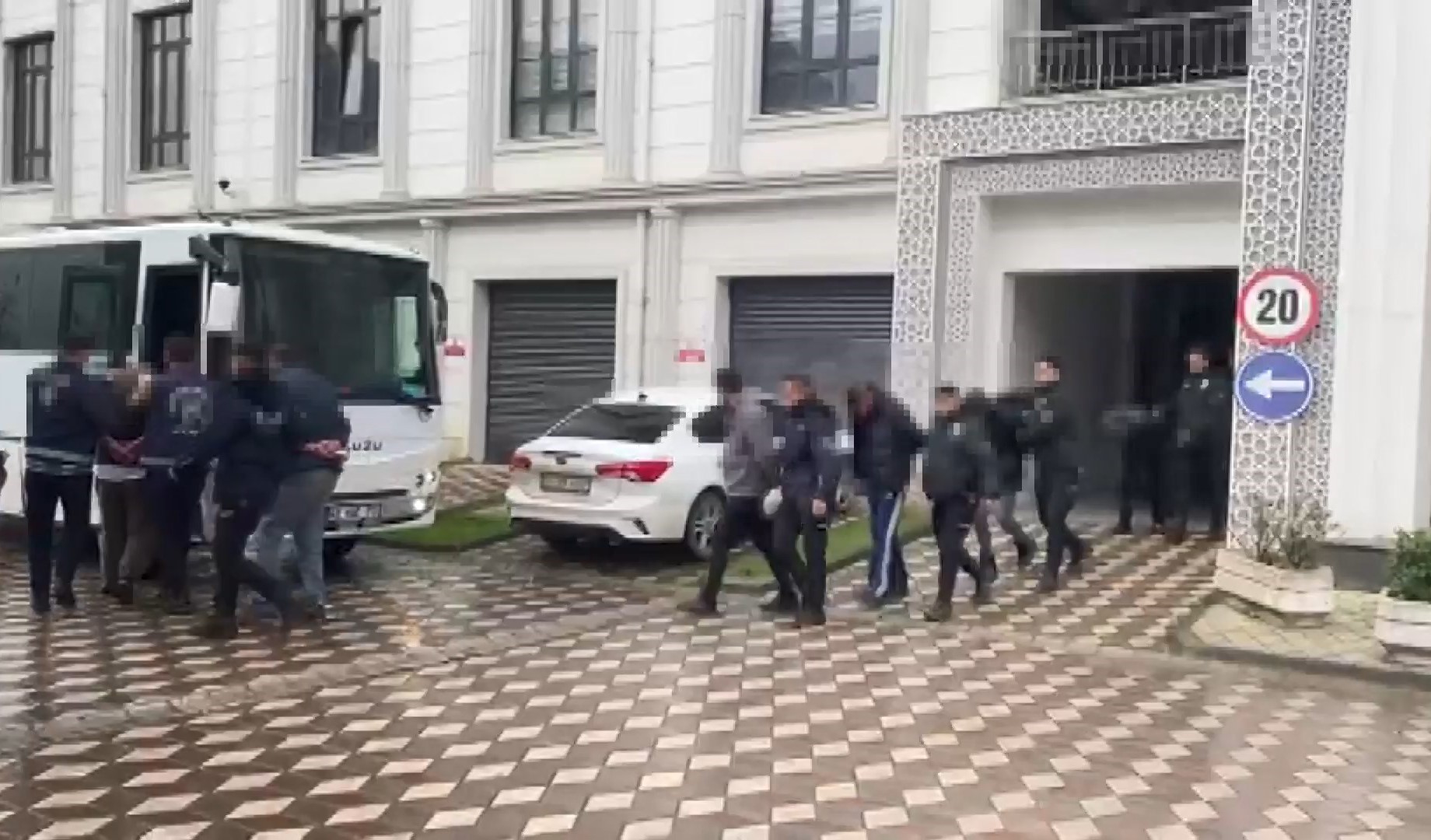 Kocaeli merkezli İstanbul ve Muğla’da düzenlenen eş zamanlı operasyonlarda, fuhşa