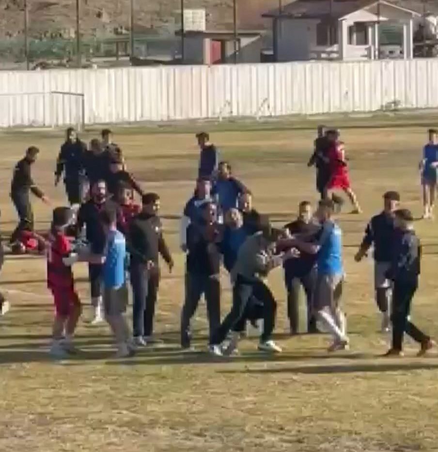 &nbsp; Ladikspor–Akkisespor Hazırlık Maçında Gerginlik Sahayı Karıştırdı Konya’da Bölgesel Amatör