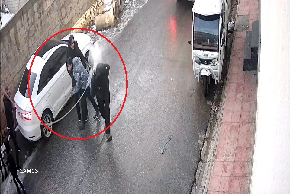 Mardin’in Nusaybin İlçesinde Sokak Ortasında Kopan Elektrik Telinin Çıkardığı Kıvılcımlar