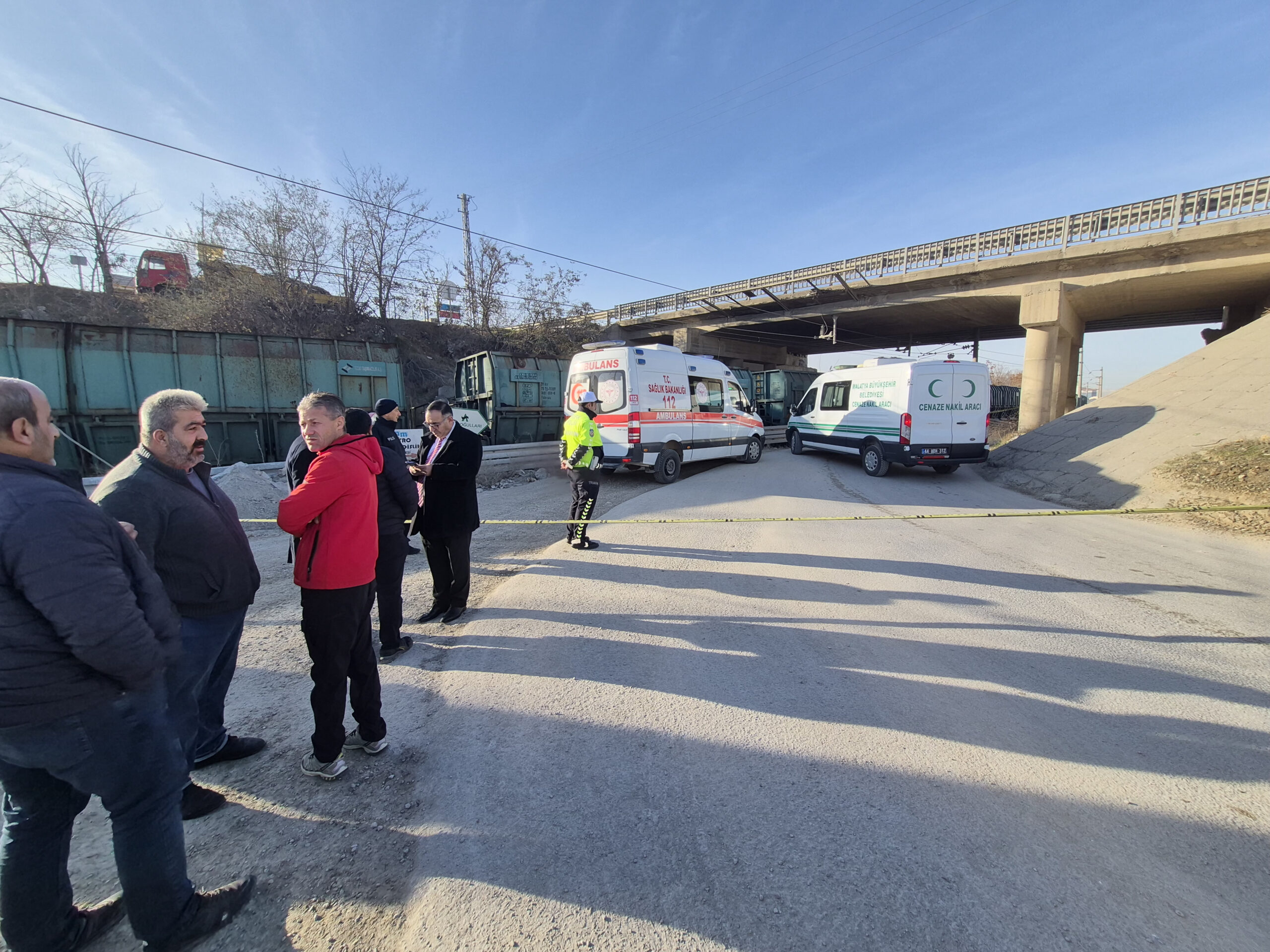 Yeşilyurt İlçesinde İşe Gitmek İçin Tren Raylarından Yolun Karşısına Geçmeye