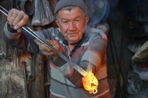 Demirci İlçesinde Yaşayan 76 Yaşındaki Mustafa Sabancı, Babasından Devraldığı Çancılık