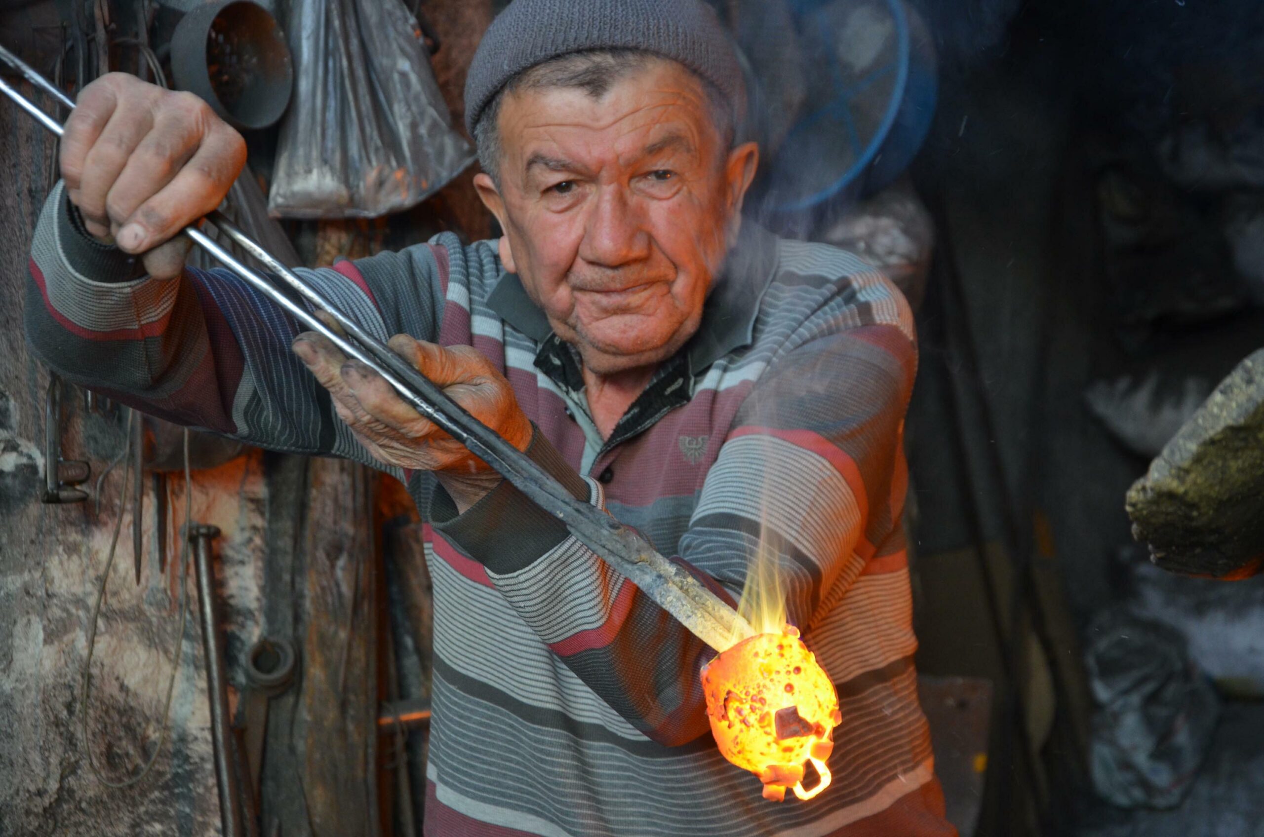 Demirci İlçesinde Yaşayan 76 Yaşındaki Mustafa Sabancı, Babasından Devraldığı Çancılık