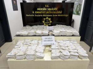 MİT ve Emniyetin Ortak Operasyonunda 108 Kilo Takoz Esrar Yakalanırken,