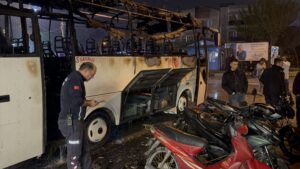 Manisa’nın Turgutlu ilçesinde seyir halindeyken yanmaya başlayan servis midibüsü demir