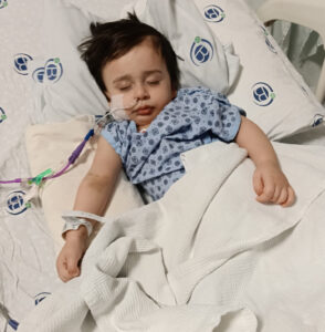 İkinci biyonik kulak ameliyatı için hastaneye “güle oynaya” giren 2