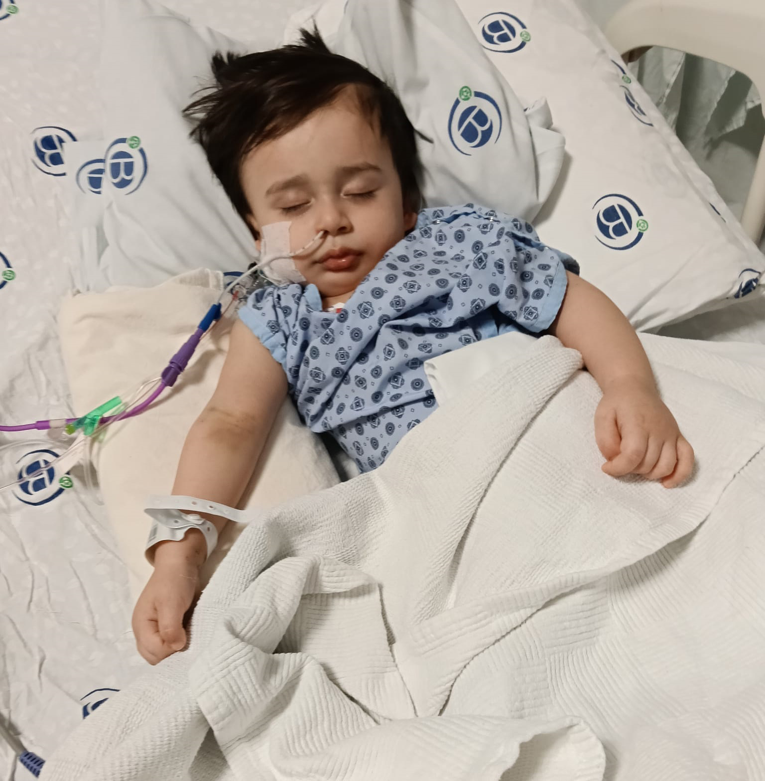 İkinci biyonik kulak ameliyatı için hastaneye “güle oynaya” giren 2