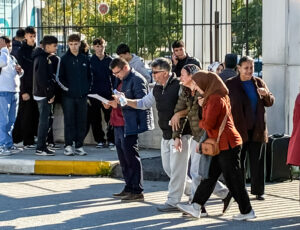 &nbsp; 17 Yaşındaki Çakmak’ın Ailesi ve Arkadaşları Morg Önünde Gözyaşlarına