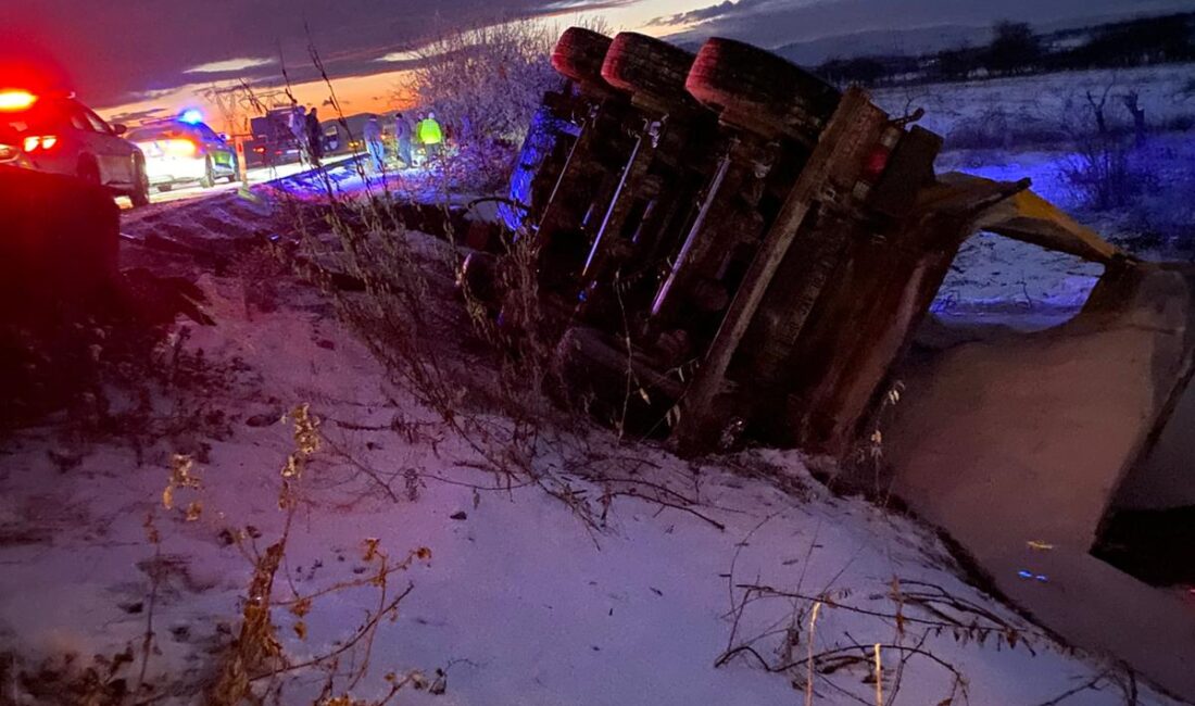 Kar Yağışı Sonrası Kayganlaşan Yolda Kontrolden Çıkan TIR Şarampole Yuvarlandı